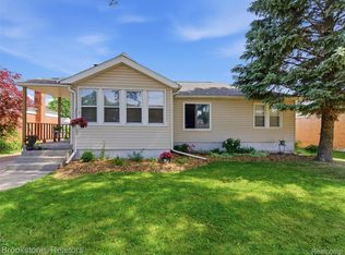 21813 Stephens St, Saint Clair Shores, MI 48080