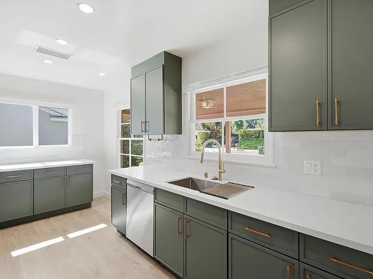 12818 Hatteras St — Photo 10