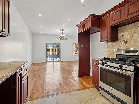 5th image of 165 Bidwell Ave #1