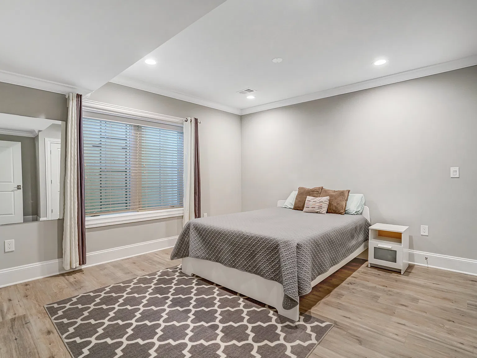 1712 Linwood Pl — Photo 1