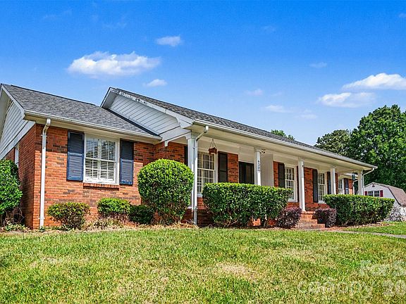 3rd image of 6300 Idlebrook Dr