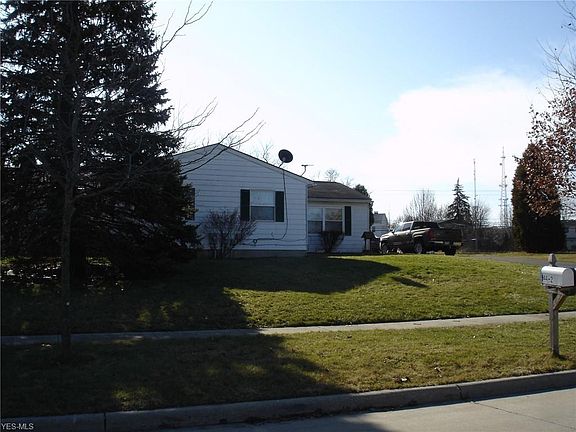 5th image of 944 Dawn Ct