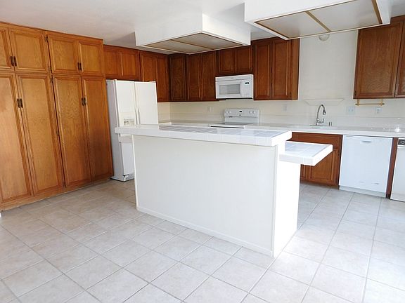 4th image of 1065 Las Rosas Ct
