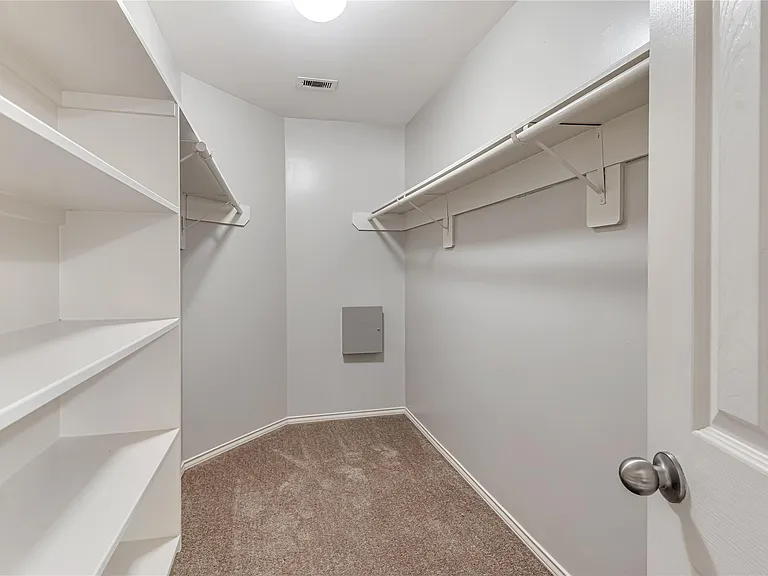 706 Woodport Ln — Photo 21