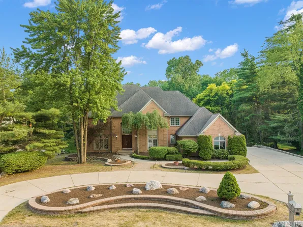 5620 Crystal Creek Ln, Washington, MI 48094