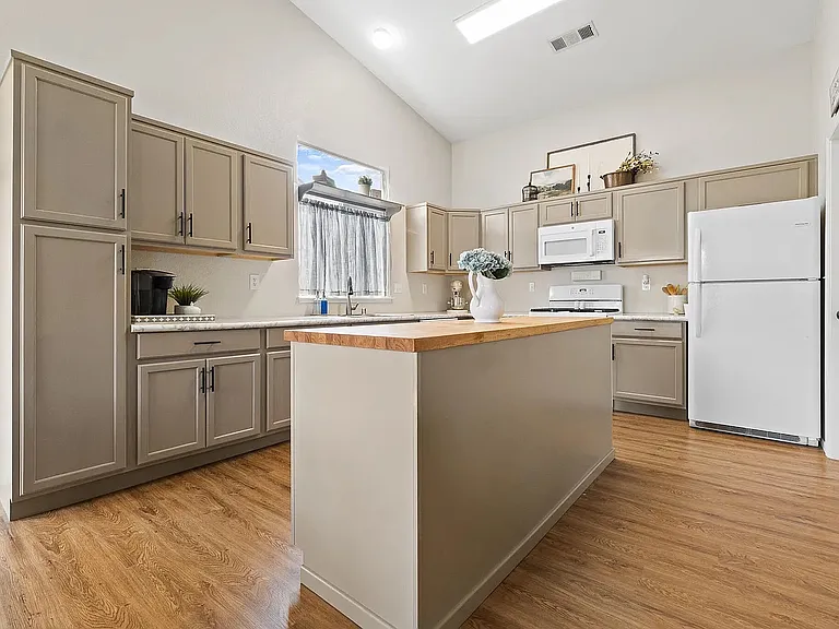 7364 Ensminger Ave — Photo 6