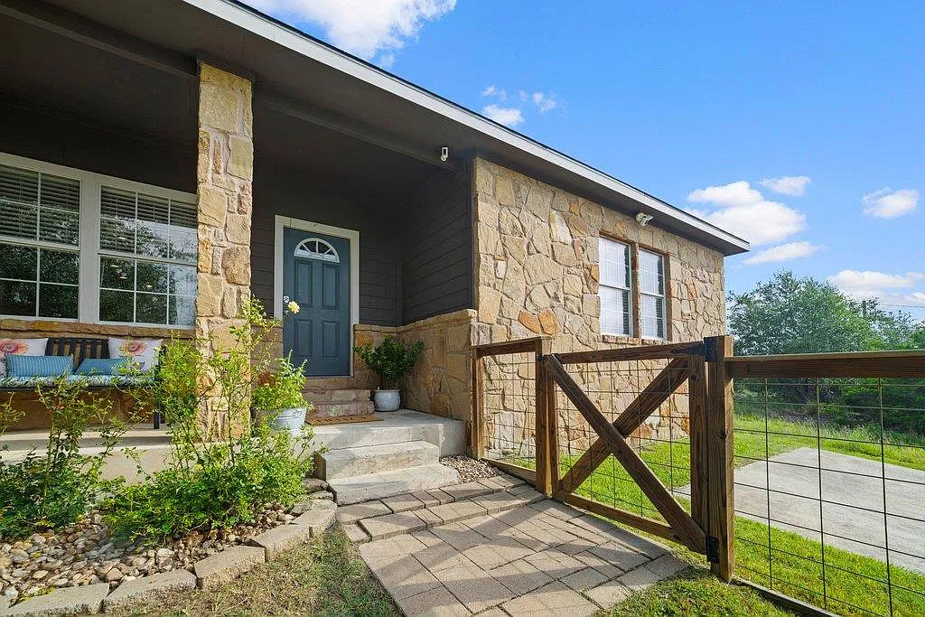 3 bed, 2.0 bath, 1304 sqft, $2,300 — Photo 4