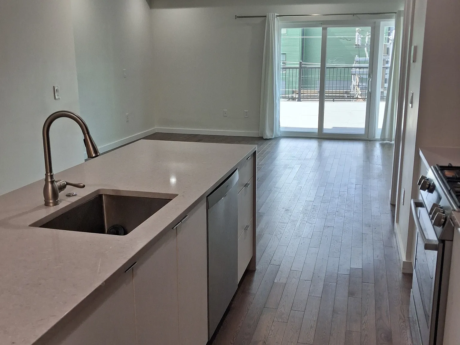 3 bed, 2.5 bath, 1861 sqft, $4,200 — Photo 3