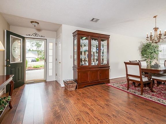 wide foyer to welcome all your guests
