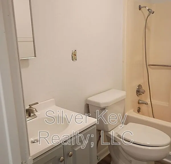 823 Englewood Rd #10 — Photo 7