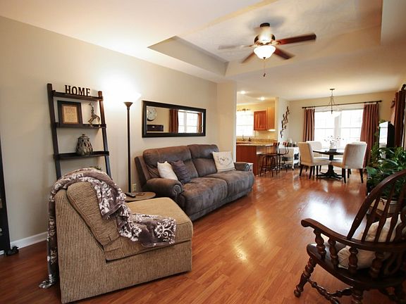 3rd image of 216 Phelps Ct
