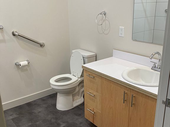 4th image of 6060 Hamilton Ave #6