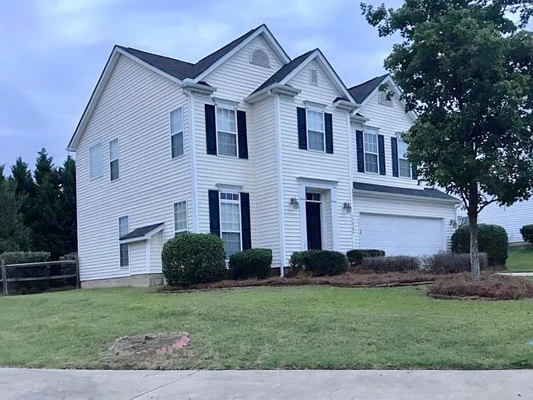 Beautiful single-family home on cul-de-sac With flat, private, fenced backyard