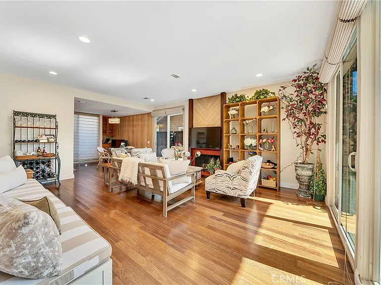 335 Cypress Dr — Photo 2