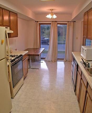 3rd image of 1087 Greenwood Cir