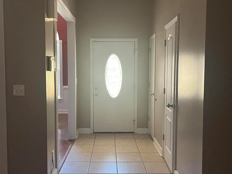 110 Stratford Ln — Photo 2