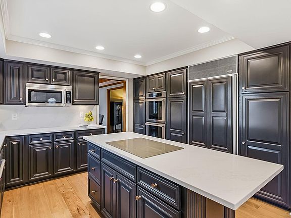 4th image of 595 Woods Hollow Ln