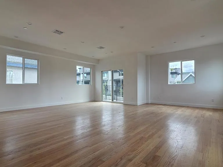 915 N Ridgewood Pl — Photo 4