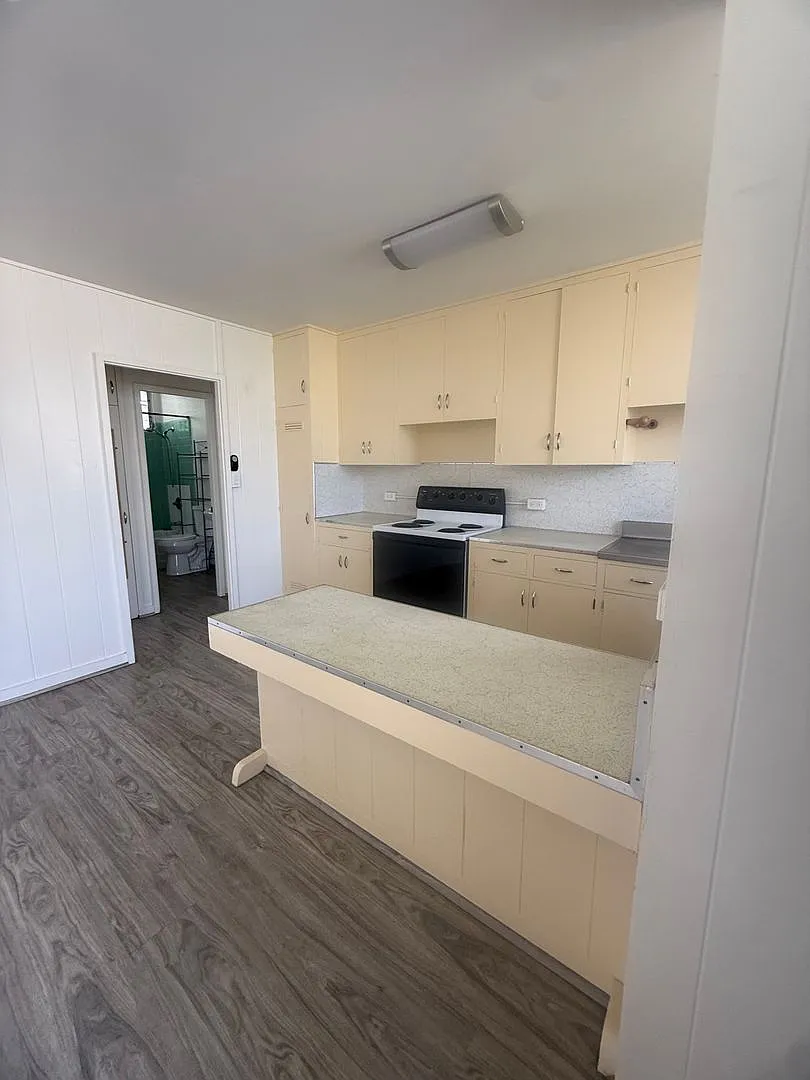 Quiet 1 Bedroom, 1 Bath with parking in McCully — Photo 1