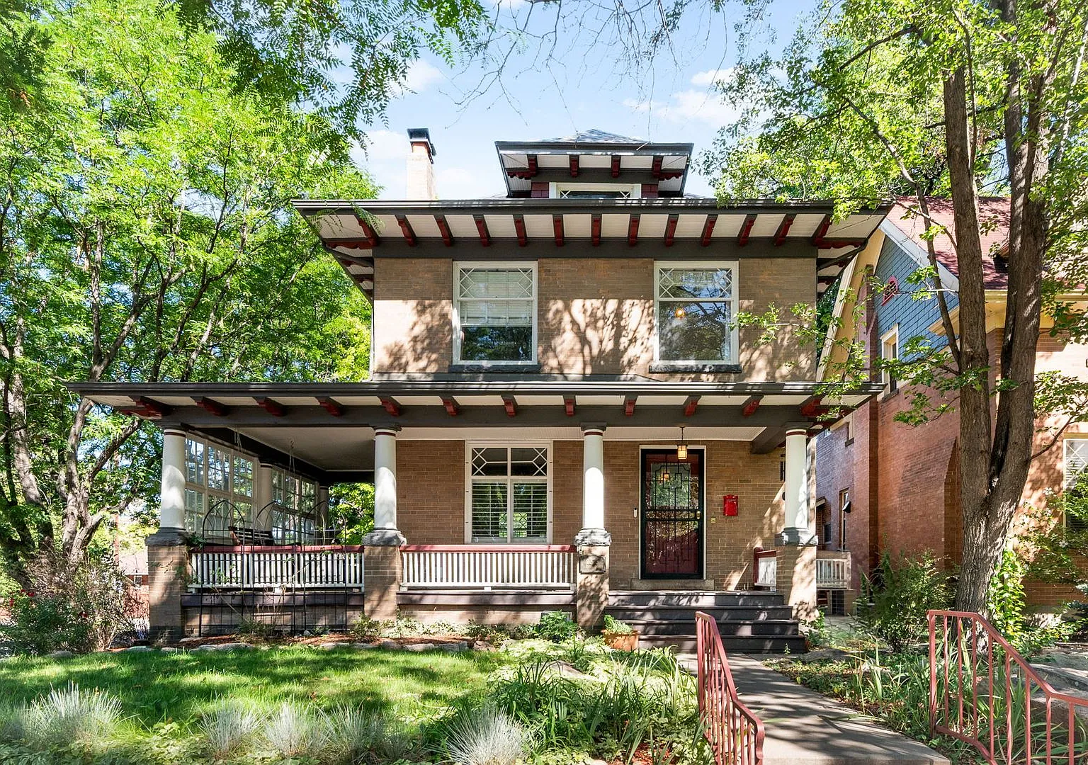5BD, 3BA Denver Square in Congress Park with Back Yard — Photo 1