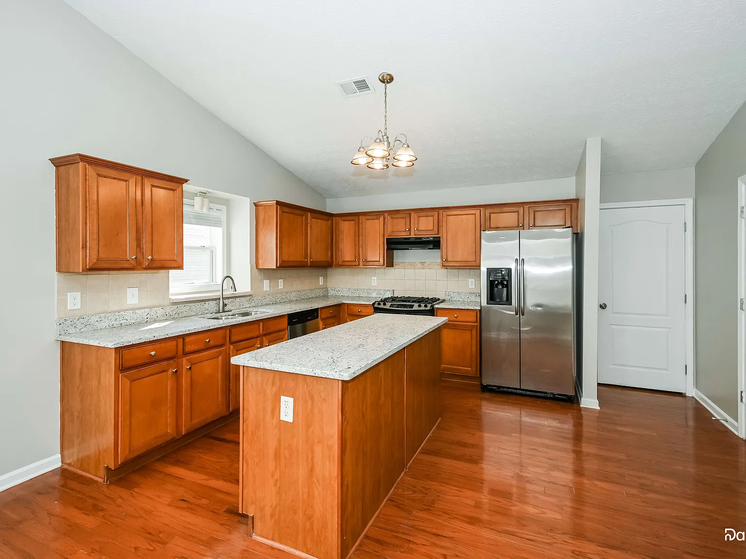 4 bed, 2.0 bath, 2606 sqft, $2,315 — Photo 3