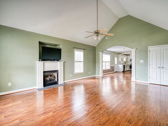 3rd image of 212 Metcalf Ct