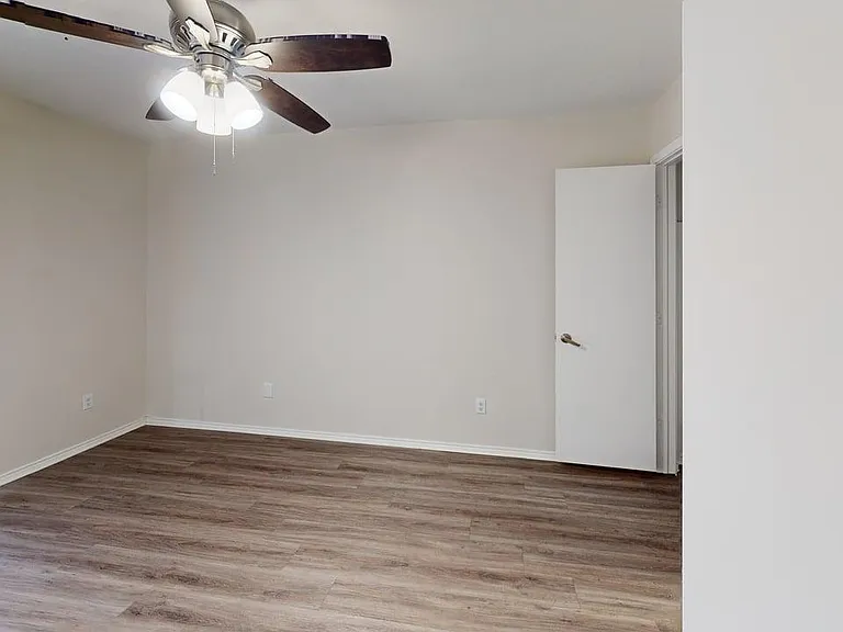 Davis Square Apartments — Photo 14