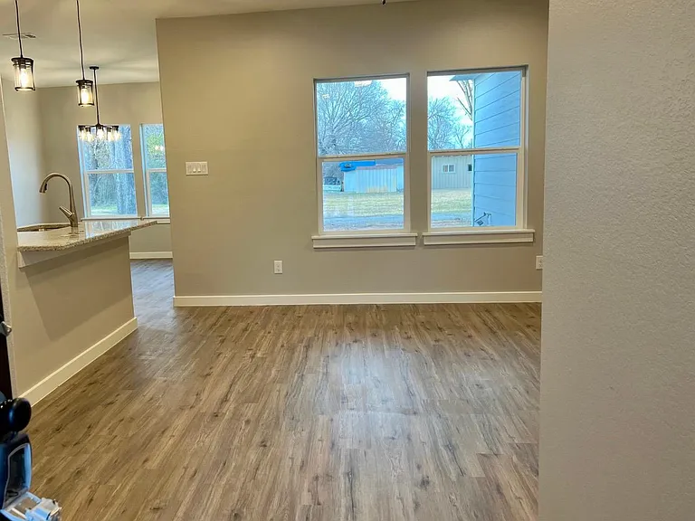 315 E College St — Photo 3