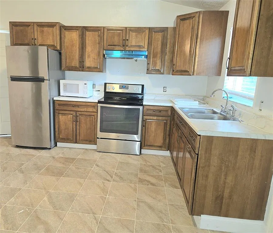 3 bed, 1.0 bath, 992 sqft, $1,595 — Photo 4