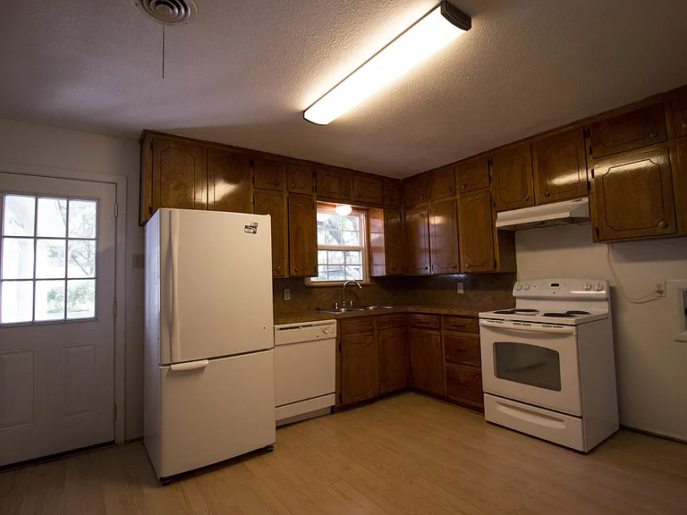 1004 Crescent St — Photo 4