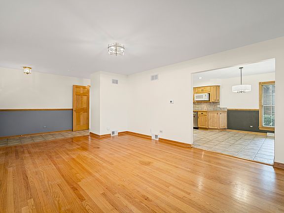 4th image of 421 N Elm St