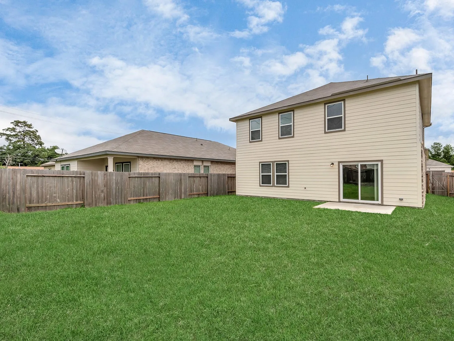 4 bed, 2.5 bath, 2388 sqft, $2,392 — Photo 2