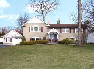 35 Brookvale Ln, Lake Grove, NY 11755