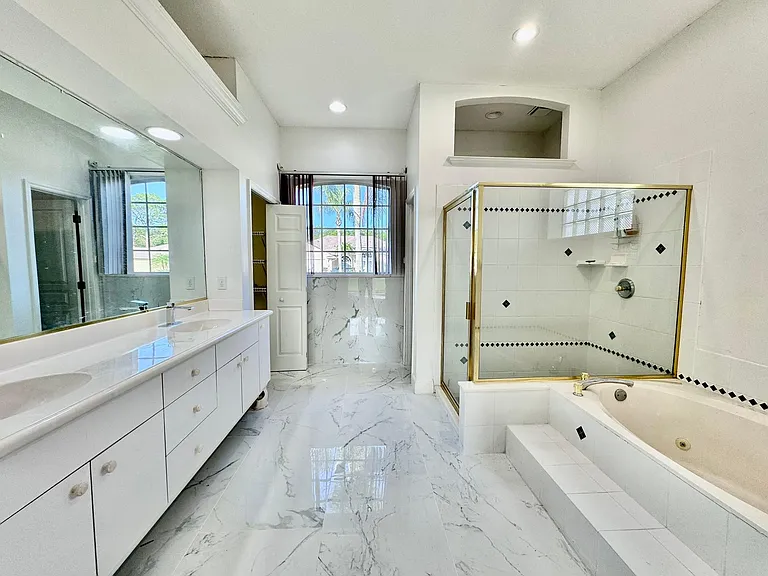6281 Paradise Island Ct — Photo 8