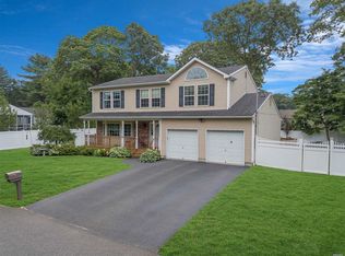 4 Offenbach St, Ronkonkoma, NY 11779