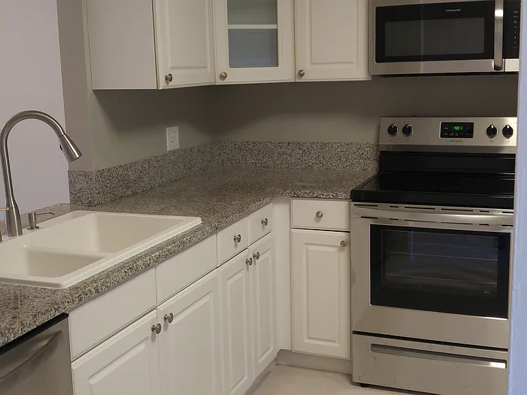 661 Marlboro Oval #B — Photo 5