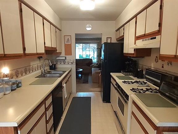 4th image of 19410 Hazelwood St #12