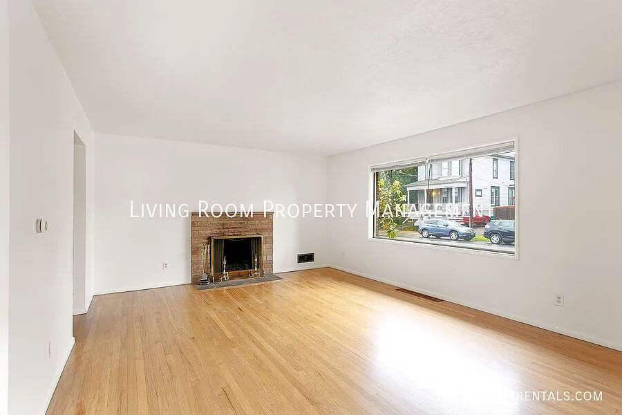 Mid-Century Two Bedroom in Sullivan's Gulch! — Photo 3