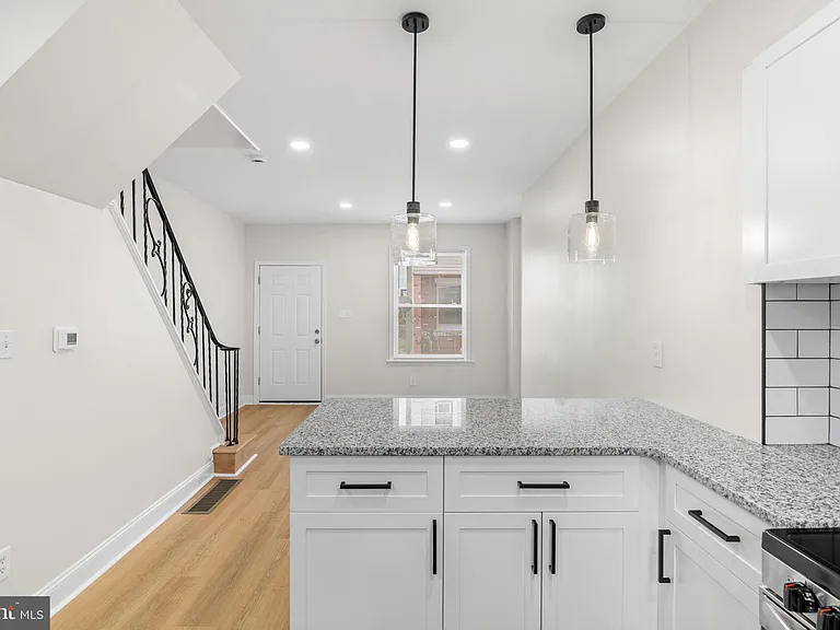 2151 E Stella St — Photo 15