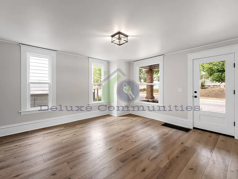 606 Lafayette Ave NE — Photo 14