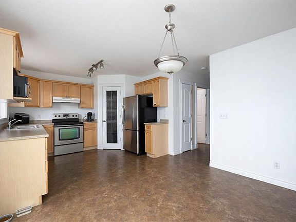 5th image of 182 S McDougall Cres
