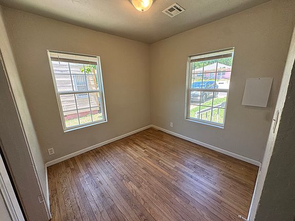 3rd image of 2524 NE 14th St