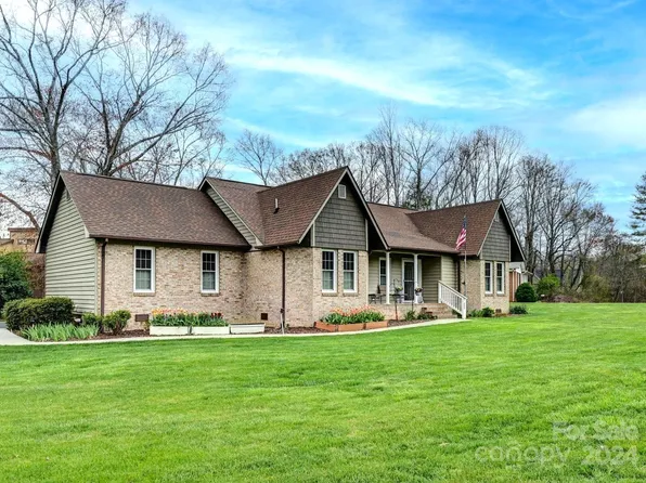 25 Fairway View Dr, Etowah, NC 28729