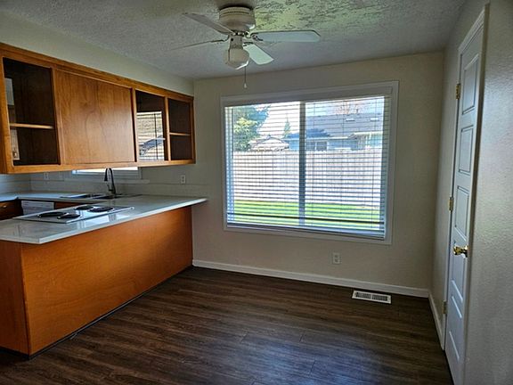 5th image of 4575 Drake Ct NE