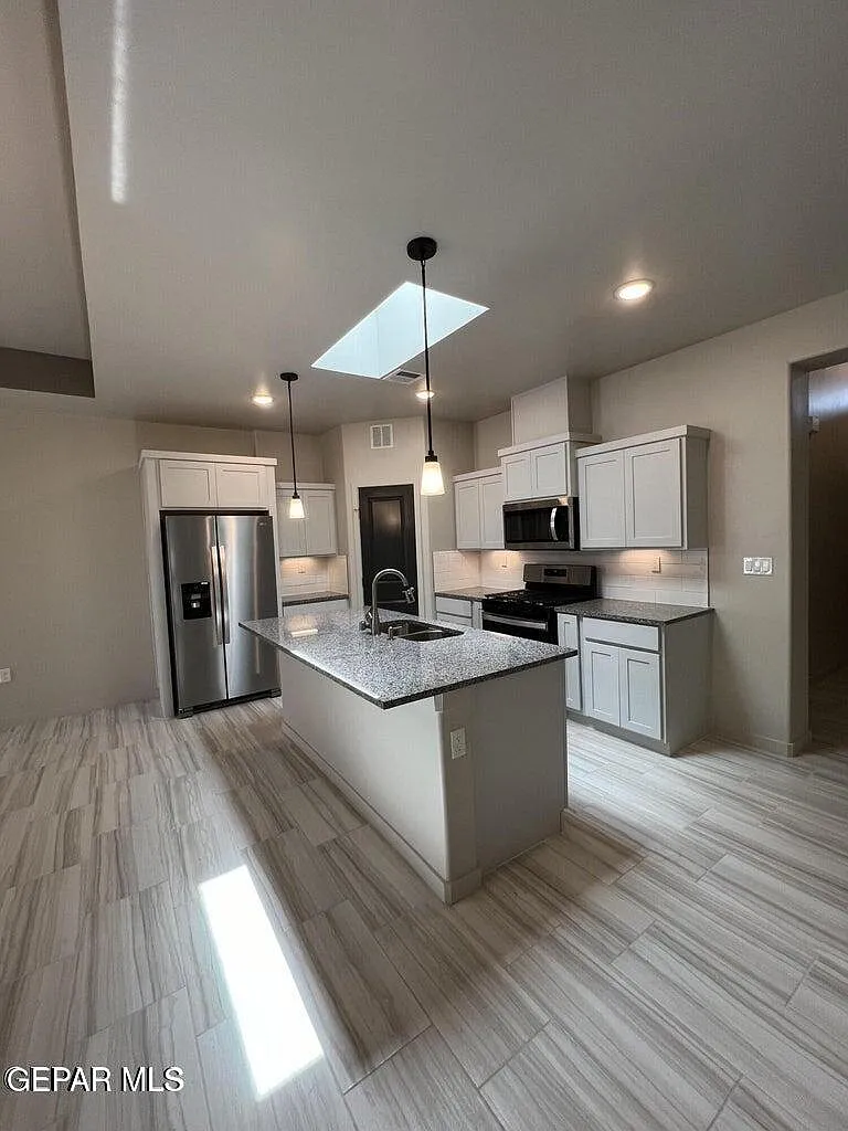 4 bed, 2.5 bath, 1910 sqft, $2,300 — Photo 3