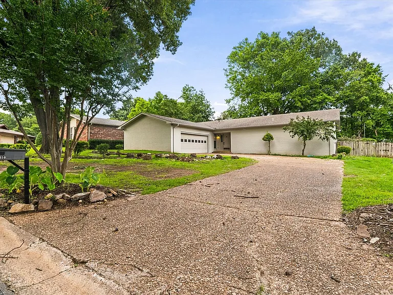 1610 Hillcrest Dr — Photo 2