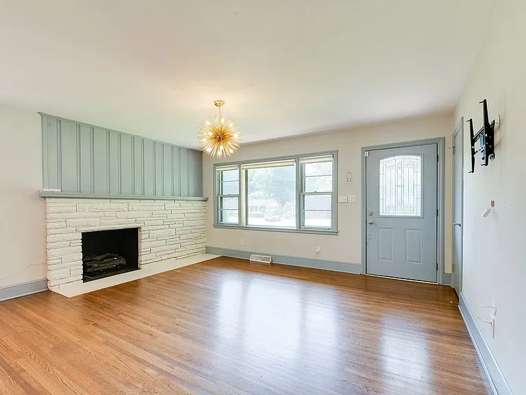 3921 Sheffield Dr — Photo 4