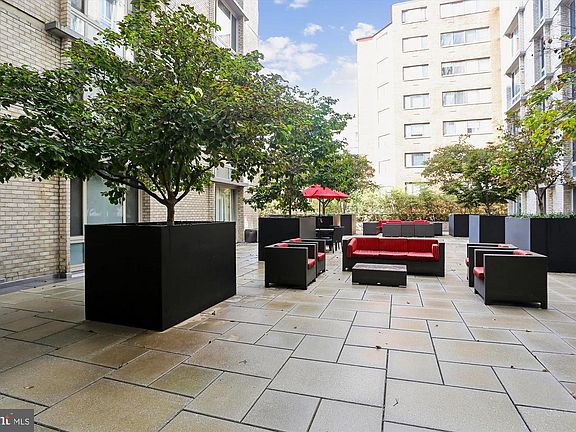 3rd image of 950 25th St NW #607