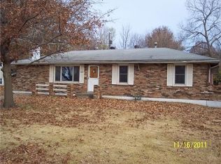 8611 Hines Ln, Pleasant Valley, MO 64068