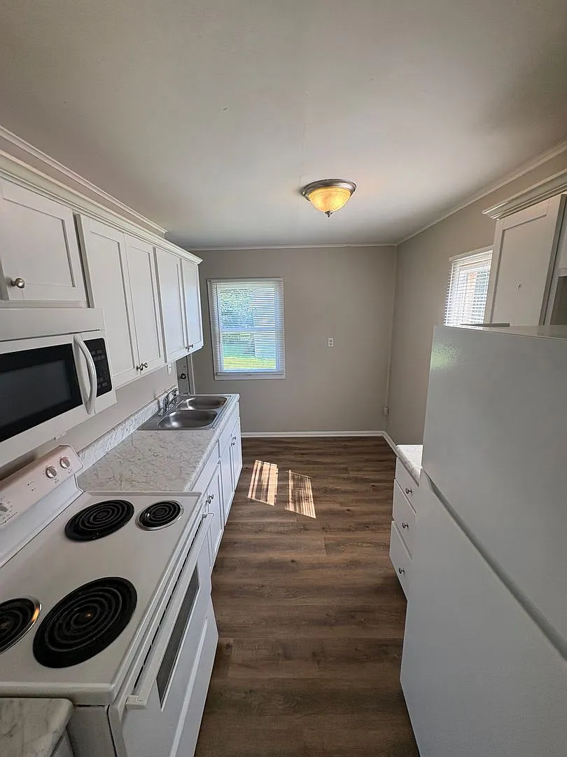 Charming 3-Bedroom Home in Peoria Detached Garage, Off-Street Parking, Move-In Ready! — Photo 4
